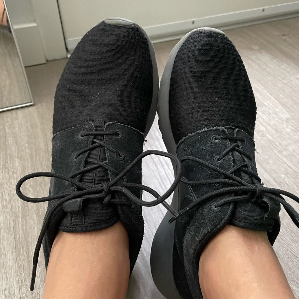 Black and Gray Nike roshe runs
